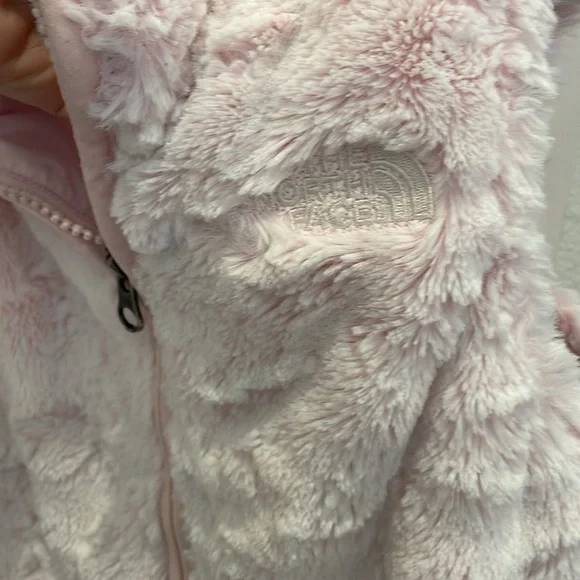 Girls. The North Face zip up furry vest 5T - Picture 4 of 4